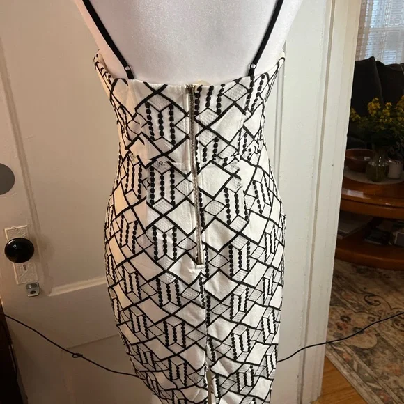 Elegant Geometric Backless Dress - Picture 2 of 5